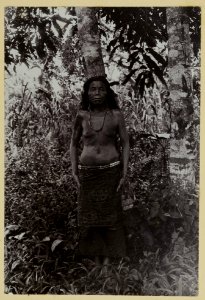 KITLV - 25790 - Demmeni, J. - Oesoen, head priestess of Tanjong Karang, Upper Kapuas River (Sungai Kapuas), Central Borneo - 1896-1897
