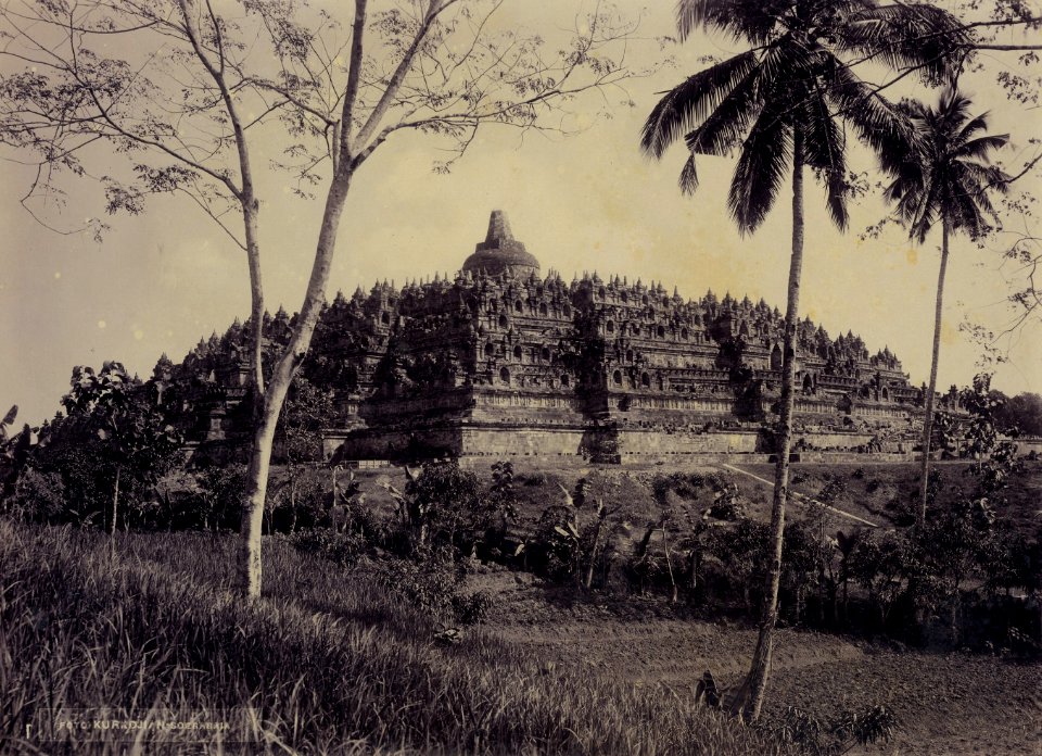 KITLV - 183712 - Kurkdjian, N.V. Photografisch Atelier - Soerabaia-Java - Borobudur in Magelang - circa 1918