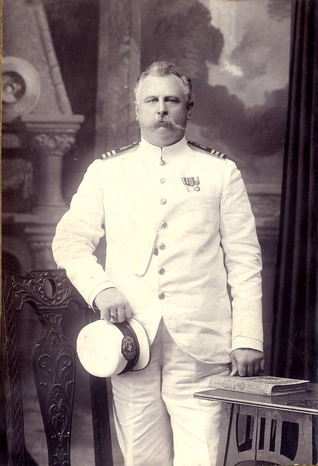 KITLV - 183902 - Kurkdjian, N.V. Photografisch Atelier O. - Soerabaia-Java - Studio portrait of an official of the Provincial Government in Surabaya - circa 1920