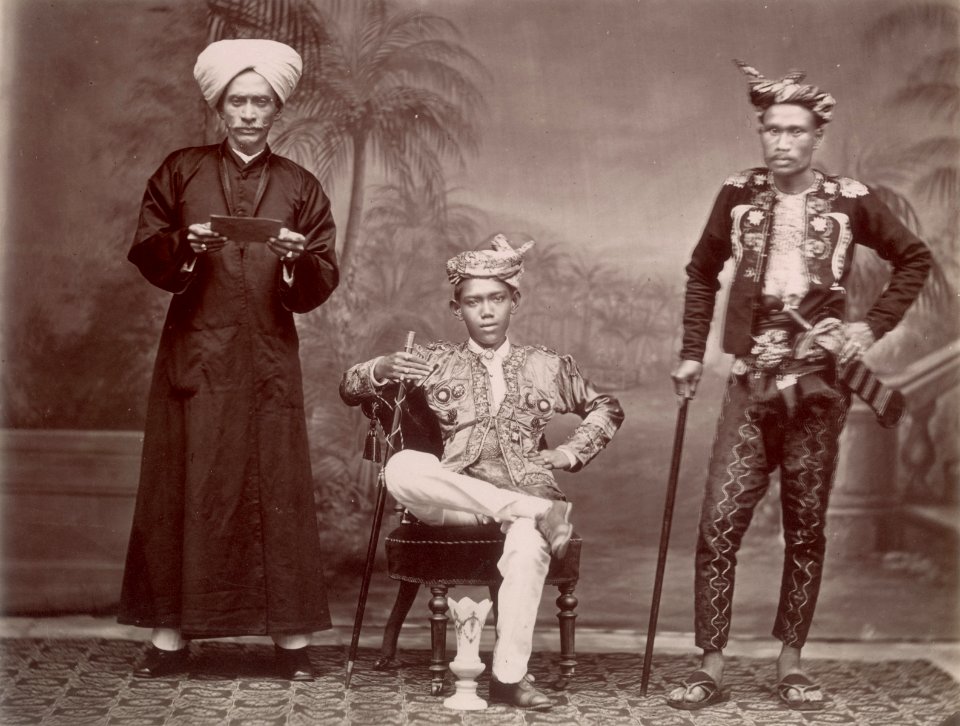 KITLV - 103760 - Portrait of a Malaysian boy in rich attire with two escorts in Singapore - circa 1890