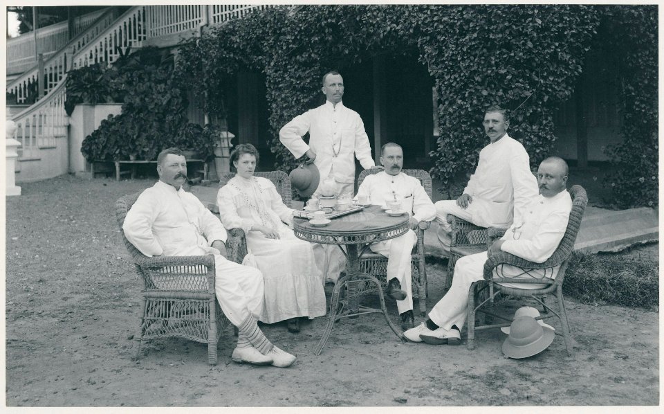 KITLV - 12642 - Kleingrothe, C.J. - Medan - Staff of the plantation Klambir-Lima Deli - 1903
