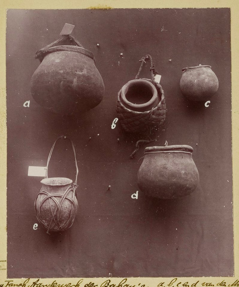 KITLV - 26181 - Demmeni, J. - Pottery of Bahau people on the the Mahakam (a, b, c and d), and on the Upper Boeloengan (e), Central Borneo - 1896-1897