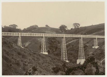 KITLV - 19333 - Kurkdjian - Soerabaja - Railway bridge in the Preanger Regencies - circa 1900