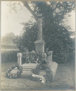 KITLV - 12654 - Kleingrothe, C.J. - Medan - Tomb and memorial of a principal administrator of the Tobacco Company Arendsburg in Deli - 1903