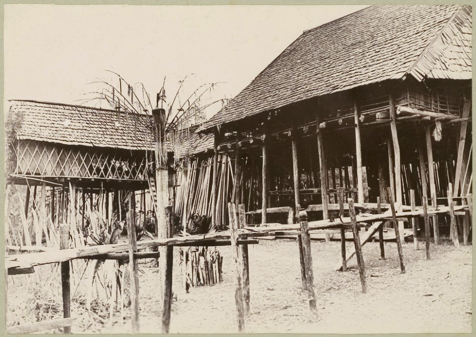 KITLV - 25658 - Demmeni, J. - The house of Bo Belarè, principal chief of Pnihings (Penihings). A post for the celebration of the New Year. Borneo - 1897-08