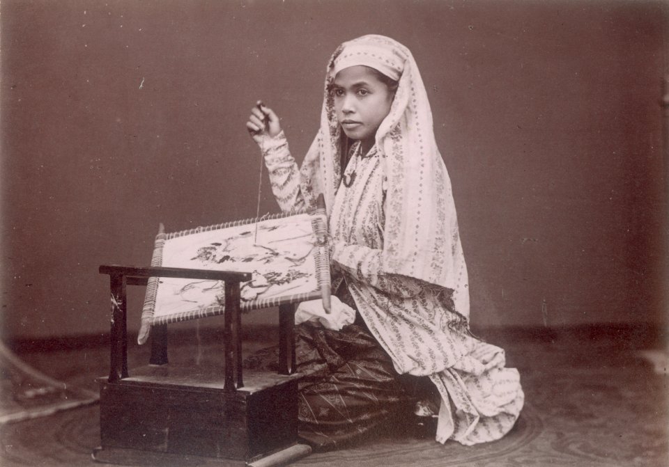 KITLV - 103795 - Malaysian woman embroidering, Singapore - circa 1890