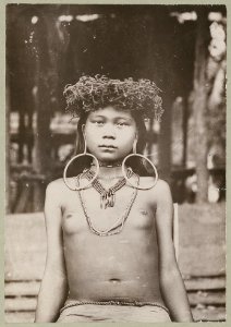KITLV - 25662 - Demmeni, J. - Young woman in the costume of the Longglats, with a harvest wreath on the head - 1896-1897
