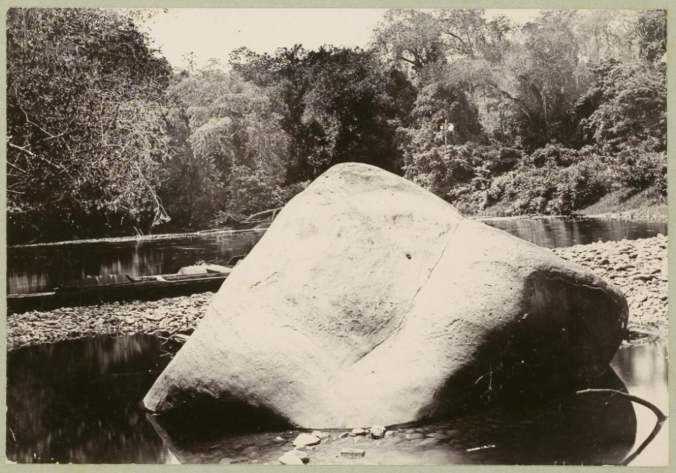 KITLV - 25666 - Demmeni, J. - Batoe Kalong; boulder carved with figures in the Tjehan river, tributary of the Upper Mahakam in Central Borneo - 1896-1897