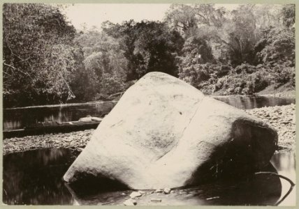 KITLV - 25666 - Demmeni, J. - Batoe Kalong; boulder carved with figures in the Tjehan river, tributary of the Upper Mahakam in Central Borneo - 1896-1897