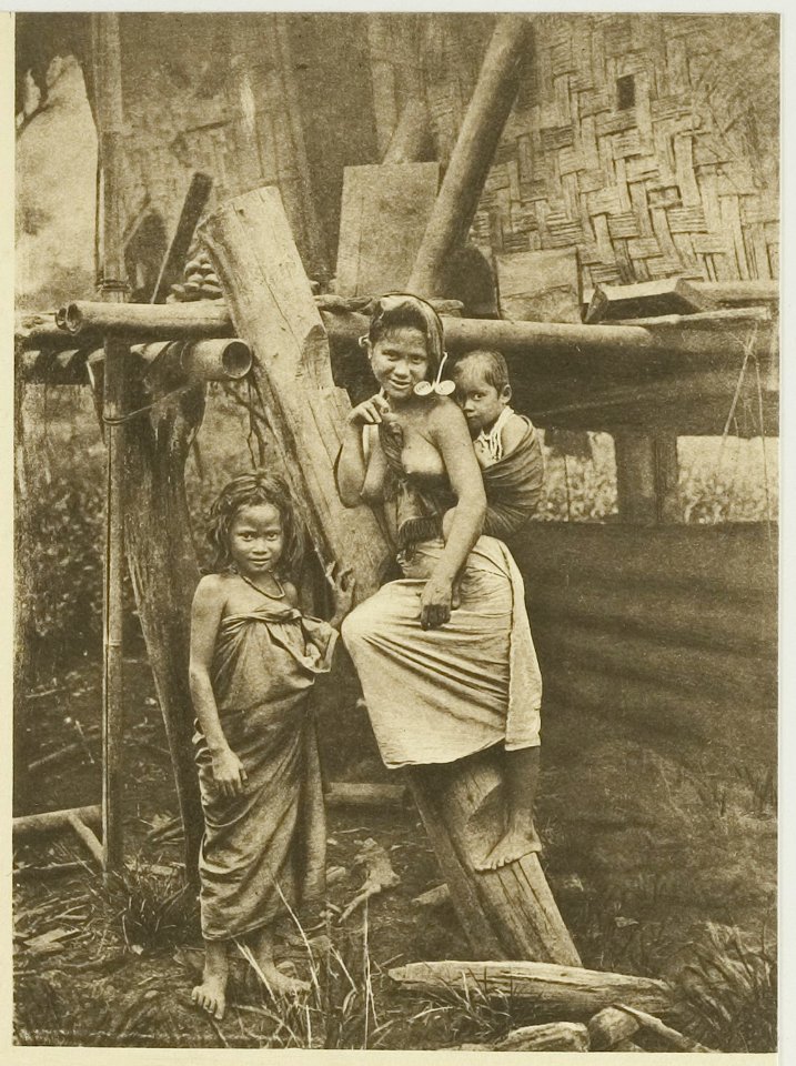 KITLV - 26889 - Kleingrothe, C.J. - Medan - Woman and two children in the Batak country - circa 1900