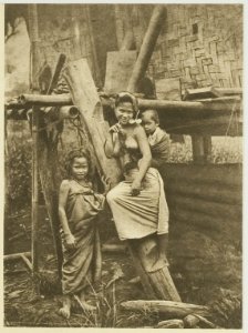 KITLV - 26889 - Kleingrothe, C.J. - Medan - Woman and two children in the Batak country - circa 1900