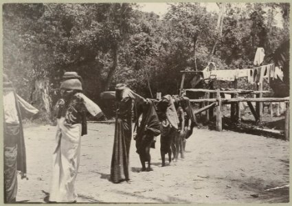 KITLV - 25674 - Demmeni, J. - Dance of women of the Kayans on the Bloeoe River, Upper Mahakam, Central Borneo, during the seed sowing festival. The girls in men's costume - 1896-09-01