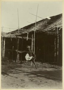 KITLV - 25678 - Demmeni, J. - High jump of a Longglat man with a pole, Upper Mahakam, Central Borneo - 1898-1900
