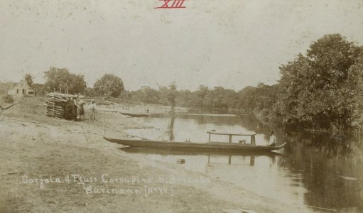 KITLV - 104056 - Canoe in the creek at Coropina near Bersaba near Republic in Para - circa 1900
