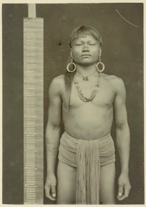 KITLV - 25682 - Demmeni, J. - Sawang Ulo, a young Kayan of the Upper Mahakam, Central Borneo. On his right arm scars of burns caused byburning pieces of resin on the skin to prove his endurance of pain - 1898-1900