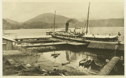 KITLV - 26905 - Kleingrothe, C.J. - Medan - Loading of tobacco in a Dutch mail steam ship in the port of Sabang on Weh Island (Pulau Weh) - circa 1905