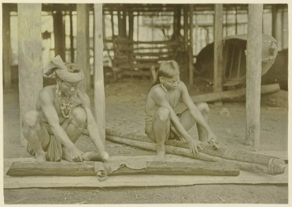 KITLV - 25686 - Demmeni, J. - The beating of bark (inside of the ficus), which is used for making clothes, by Kayans on the Upper Mahakam, Central Borneo - 1898-1900