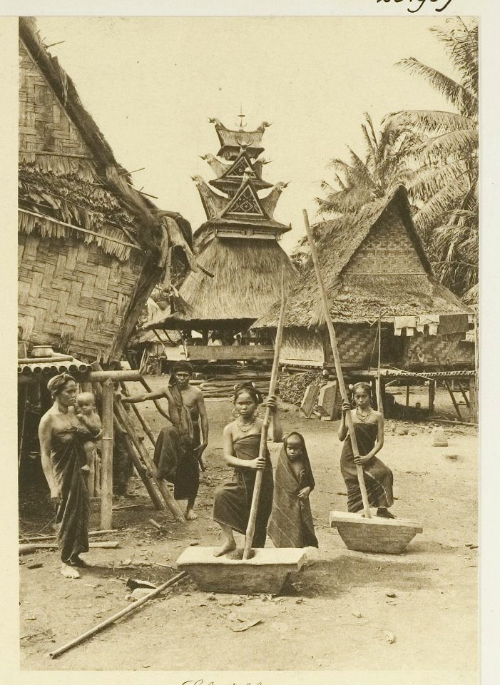 KITLV - 26909 - Kleingrothe, C.J. - Medan - Villagers. In the background the skull house at Bandar Baru, East Coast of Sumatra - circa 1905