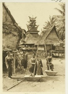 KITLV - 26909 - Kleingrothe, C.J. - Medan - Villagers. In the background the skull house at Bandar Baru, East Coast of Sumatra - circa 1905