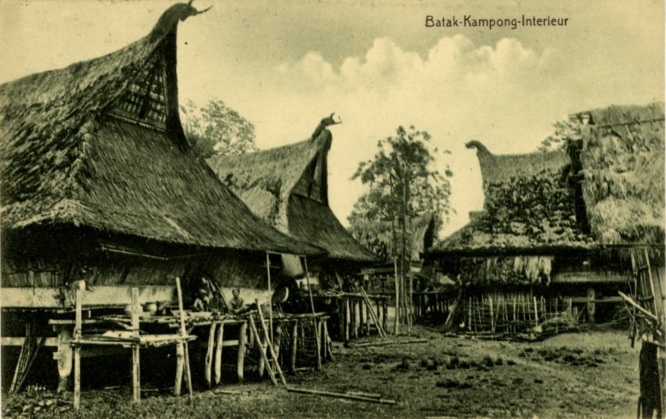 KITLV - 1400320 - Kleingrothe, C.J. - Medan - Karo Batak houses in a village on the east coast of Sumatra - circa 1900