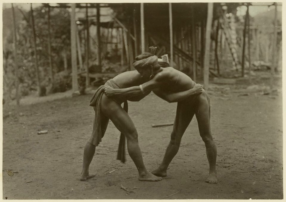 KITLV - 25690 - Demmeni, J. - Wrestling Kayans on the Upper Mahakam, Central Borneo - 1898-1900