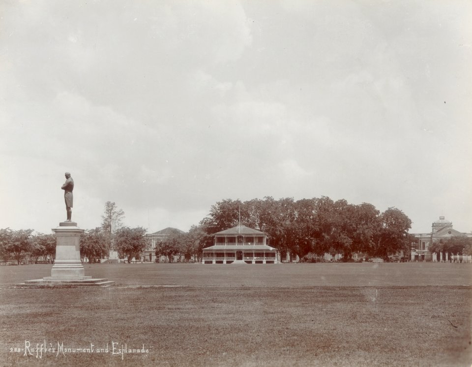 KITLV - 105827 - Lambert & Co., G.R. - Singapore - Rafflesmonument in Singapore - circa 1900