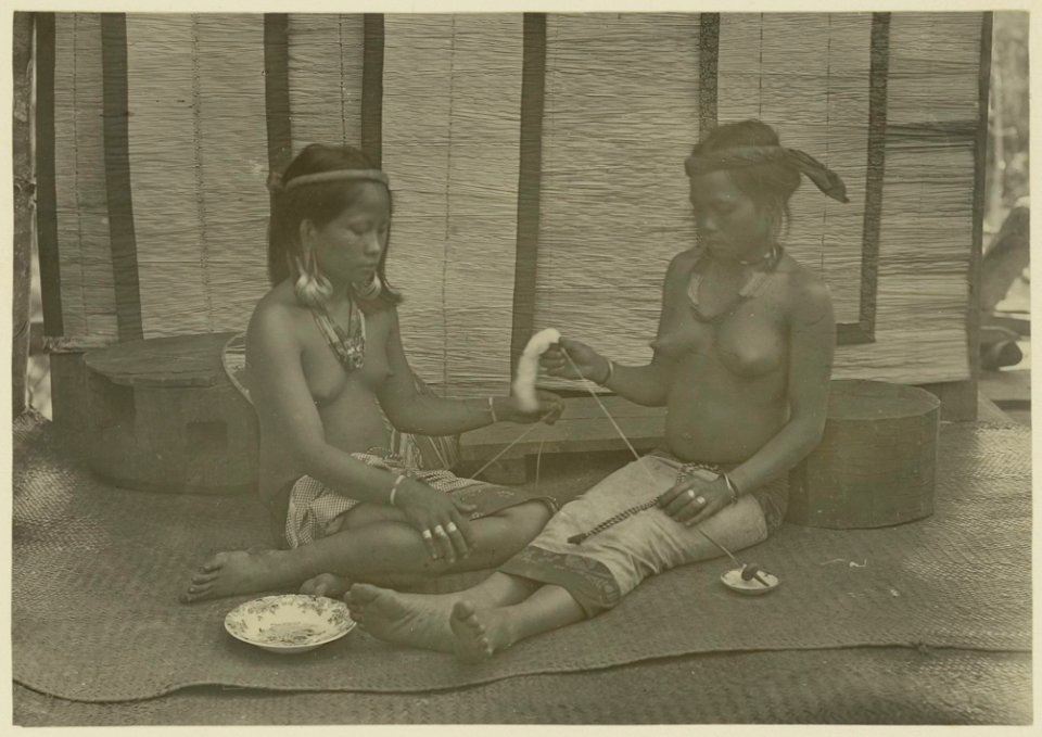 KITLV - 25694 - Demmeni, J. - Ajai and Edoh, Kayan women spinning cotton and rope on the Upper Mahakam, Central Borneo - 1898-1900