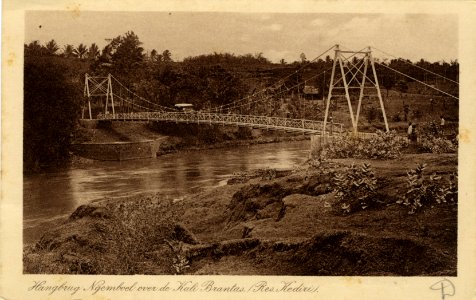 KITLV - 1401297 - Kurkdjian - Soerabaia - Ngembul suspension bridge over the Kali Brantas (Brantas River, Residence Kediri). - circa 1900