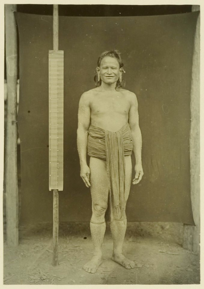 KITLV - 25698 - Demmeni, J. - Head of the Pnihings (Penihings) on the Upper Mahakam river, Central Borneo - 1898-1900