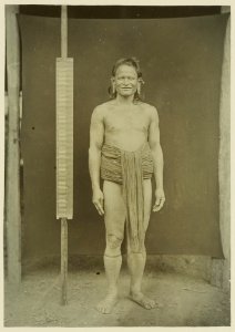 KITLV - 25698 - Demmeni, J. - Head of the Pnihings (Penihings) on the Upper Mahakam river, Central Borneo - 1898-1900