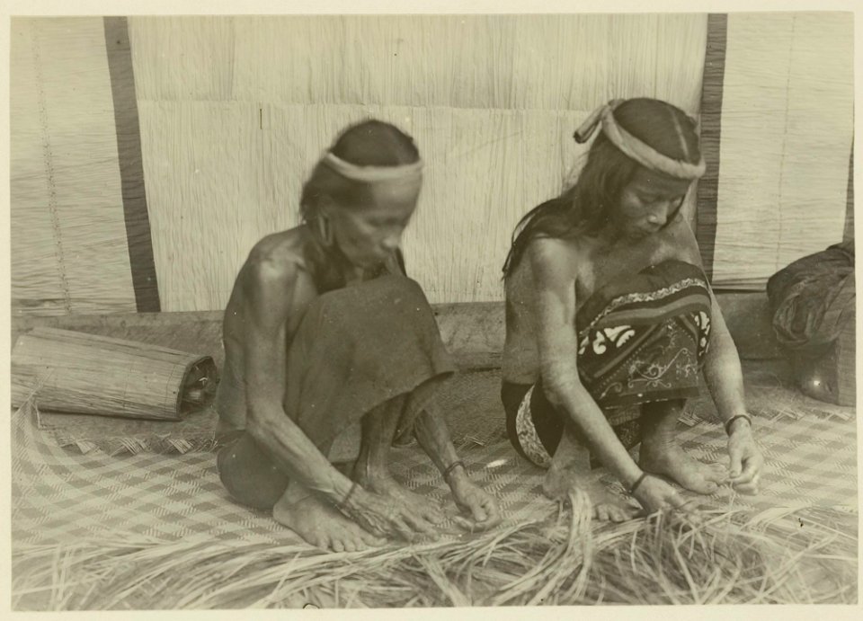 KITLV - 25706 - Demmeni, J. - Kasot Bo and Bo Song, two Kayan women of the Upper Mahakam, Central Borneo, braids colored rattan mat - 1898-1900