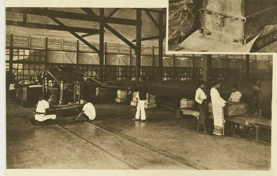 KITLV - 26929 - Kleingrothe, C.J. - Medan - Pressing and packaging of tobacco, East Coast of Sumatra - circa 1905