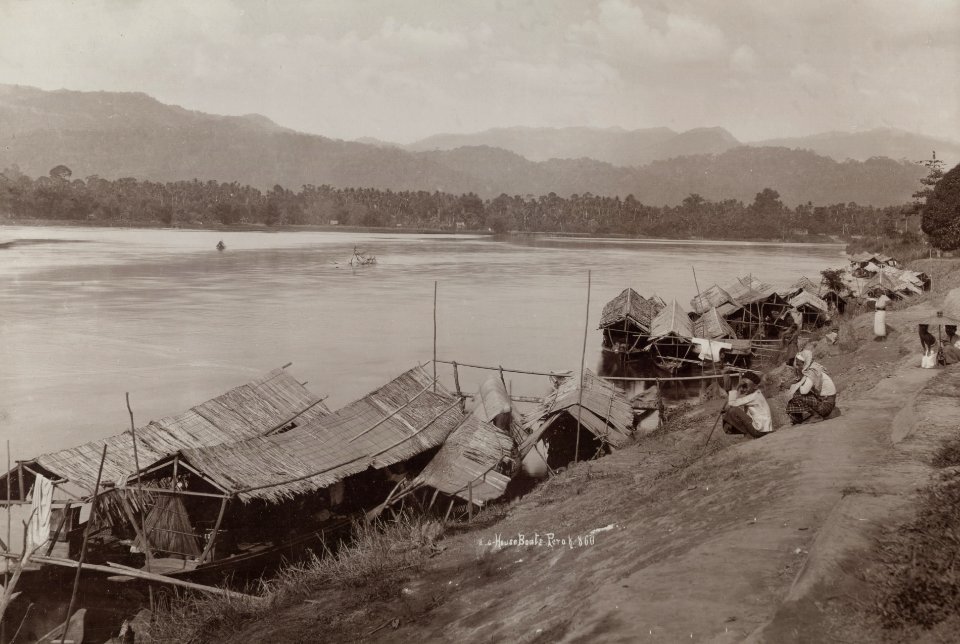 KITLV - 106129 - Lambert & Co., G.R. - Singapore - Houseboats in the Perak River in Malacca (Melaka) - circa 1900