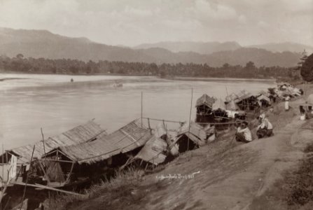 KITLV - 106129 - Lambert & Co., G.R. - Singapore - Houseboats in the Perak River in Malacca (Melaka) - circa 1900