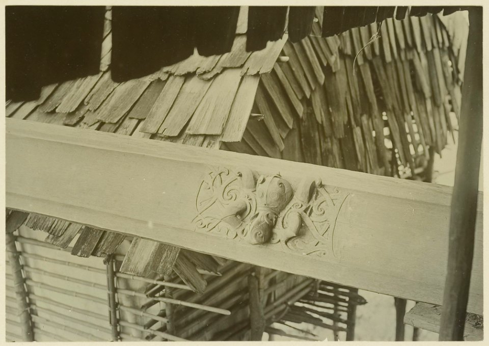KITLV - 25710 - Demmeni, J. - Woodcarving (mask) on the paneling on the front porch of the house of Kwing Irang, head of the Kayans on the Upper Mahakam - 1898-1900
