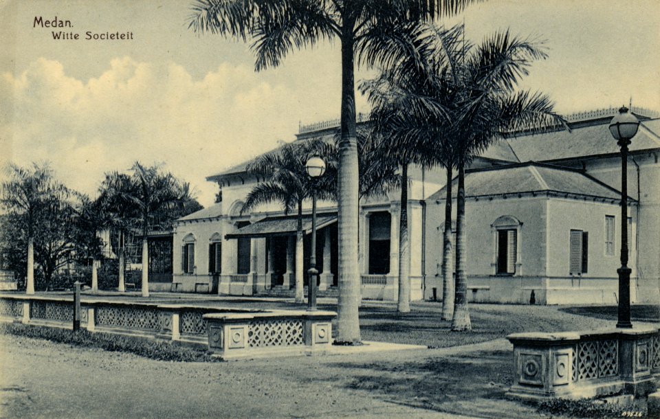 KITLV - 1403412 - Kleingrothe, C.J. - Medan - Medan. Witte Societeit. White Club - circa 1905