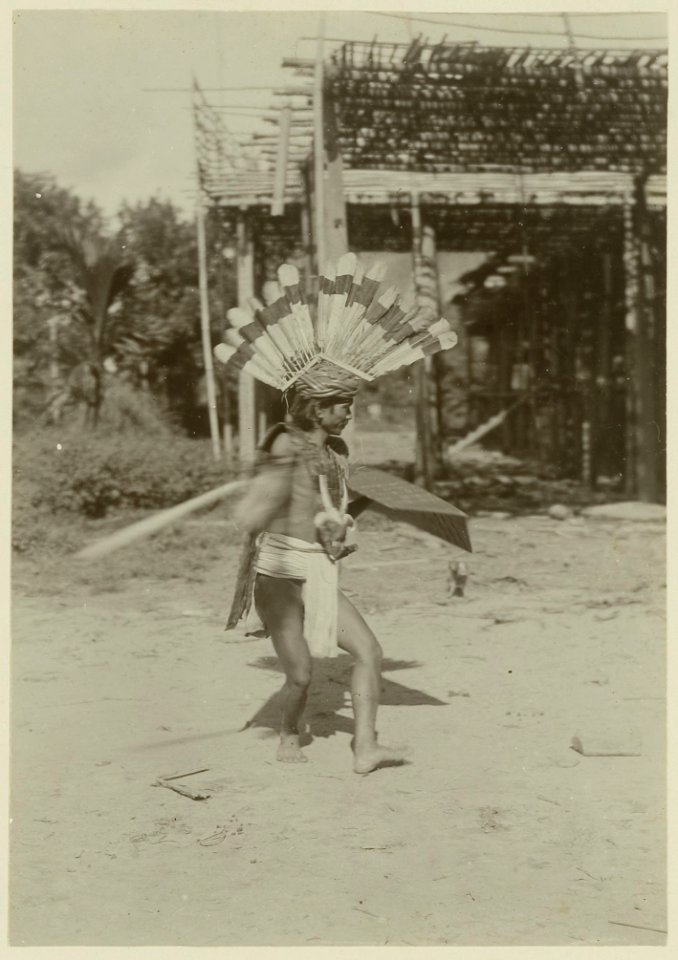 KITLV - 25714 - Demmeni, J. - A Longglat in costume performing a war dance at the tune of a kledi player - 1898-1900