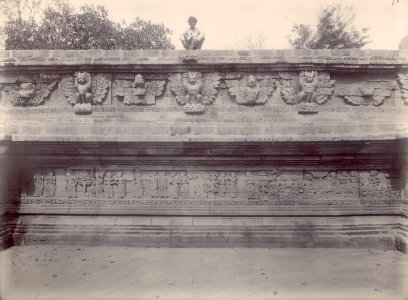 KITLV - 107244 - Kurkdjian, Ohannes - Bas-reliefs of the upper terrace of the Candi Panataran temple complex near Blitar - circa 1901