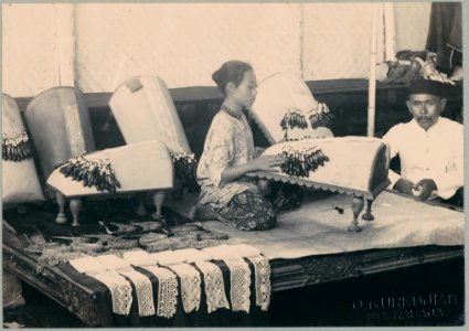 KITLV - 10831 - Kurkdjian - Soerabaja - Women lace-makers from Palembang at the pasar malam in Surabaya - 1905-1906