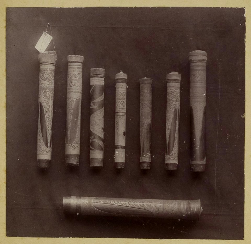 KITLV - 25792 - Demmeni, J. - Bamboo cases with carved decorations by the Mendalam-Kayans on the Upper Kapuas for storing tobacco and small jewelry - 1896-1897