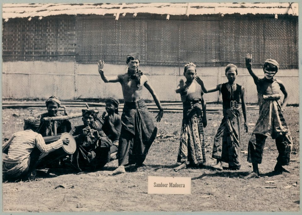 KITLV - 10835 - Kurkdjian - Soerabaja - Dancers dressed as boys with a clown of Madura at the pasar malam in Surabaya - 1905-1906