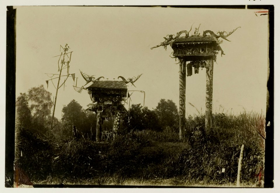 KITLV - 25797 - Demmeni, J. - Mausoleums of the son (right) and daughter (left) of Bui Dalong, head of the Kenja's Tanah Putih, Upper Mahakam - 1898-1900