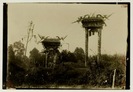 KITLV - 25797 - Demmeni, J. - Mausoleums of the son (right) and daughter (left) of Bui Dalong, head of the Kenja's Tanah Putih, Upper Mahakam - 1898-1900