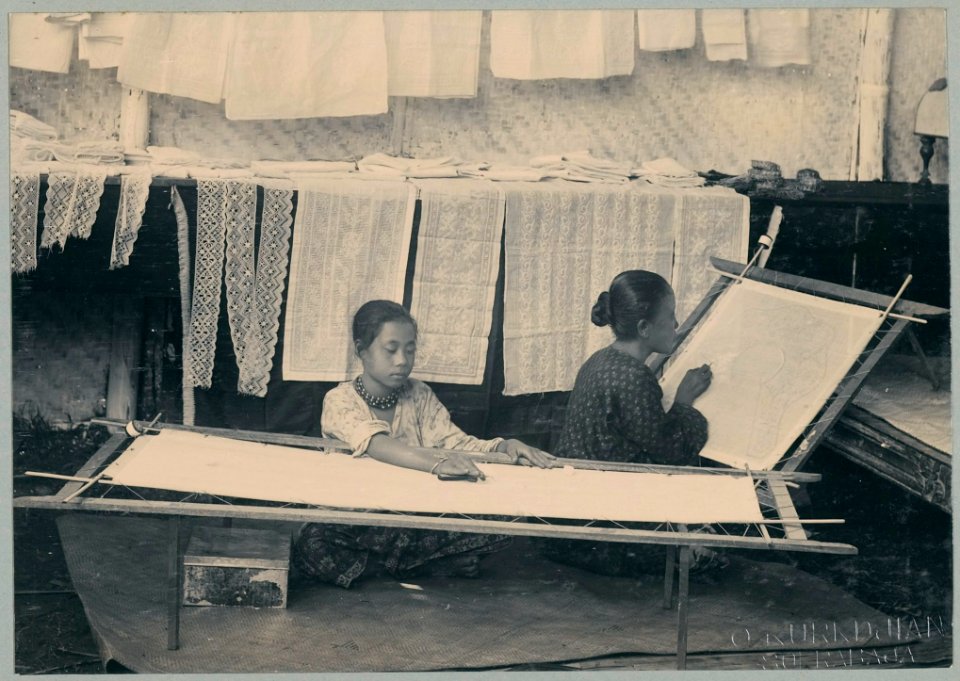 KITLV - 10839 - Kurkdjian - Soerabaja - Two female textile workers creating images by unraveling from Palembang at the pasar malam in Surabaya - 1905-1906