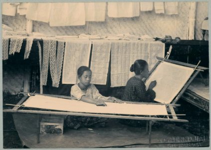 KITLV - 10839 - Kurkdjian - Soerabaja - Two female textile workers creating images by unraveling from Palembang at the pasar malam in Surabaya - 1905-1906