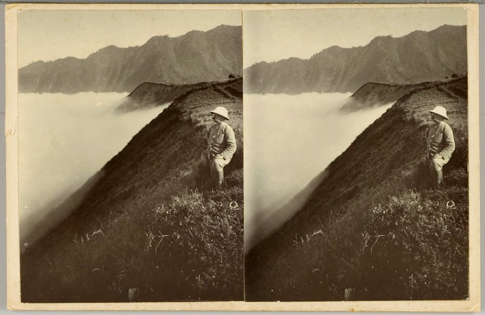 KITLV - 28598 - Kurkdjian, Ohannes - Soerabaja - European looks at the Sand Sea (Lautan pasir) covered by clouds in the Tengger mountains - circa 1912