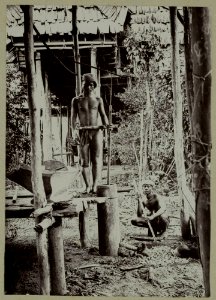 KITLV - 25847 - Demmeni, J. - Burning of betel lime by Kayans of the Bloeoe River, Upper Mahakam - 1896-1897