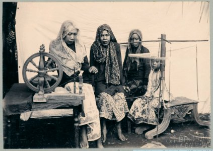 KITLV - 10847 - Kurkdjian - Soerabaja - Javanese women spinning and reeling at the pasar malam in Surabaya - 1905-1906