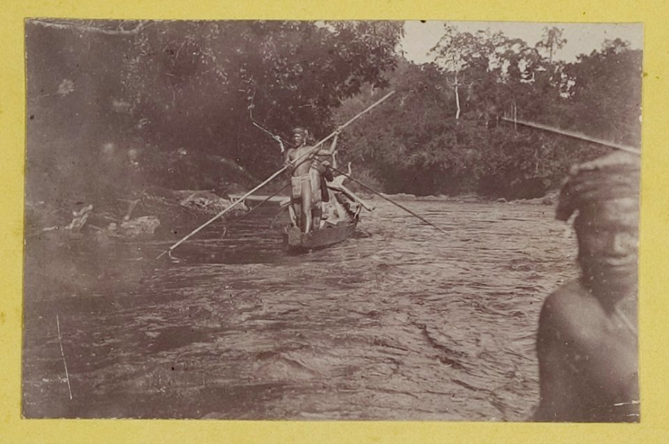 KITLV - 26193 - Demmeni, J. - Kayans that row a canoe against the flow on the Upper Kapuas River (Sungai Kapuas), Central Borneo - 1896-1897