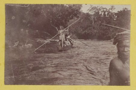 KITLV - 26193 - Demmeni, J. - Kayans that row a canoe against the flow on the Upper Kapuas River (Sungai Kapuas), Central Borneo - 1896-1897